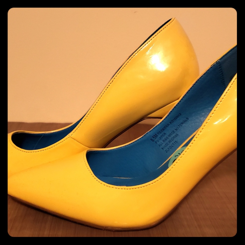 Bumblebee Yellow Pumps